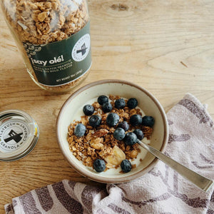 Say Olé: Crunchy Gluten-free Granola Mix with Bananas, Peanuts and Coconut (jar)